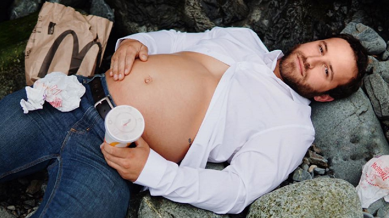 When His Girlfriend Forgets, Man Bares Gut For Maternity Shoot