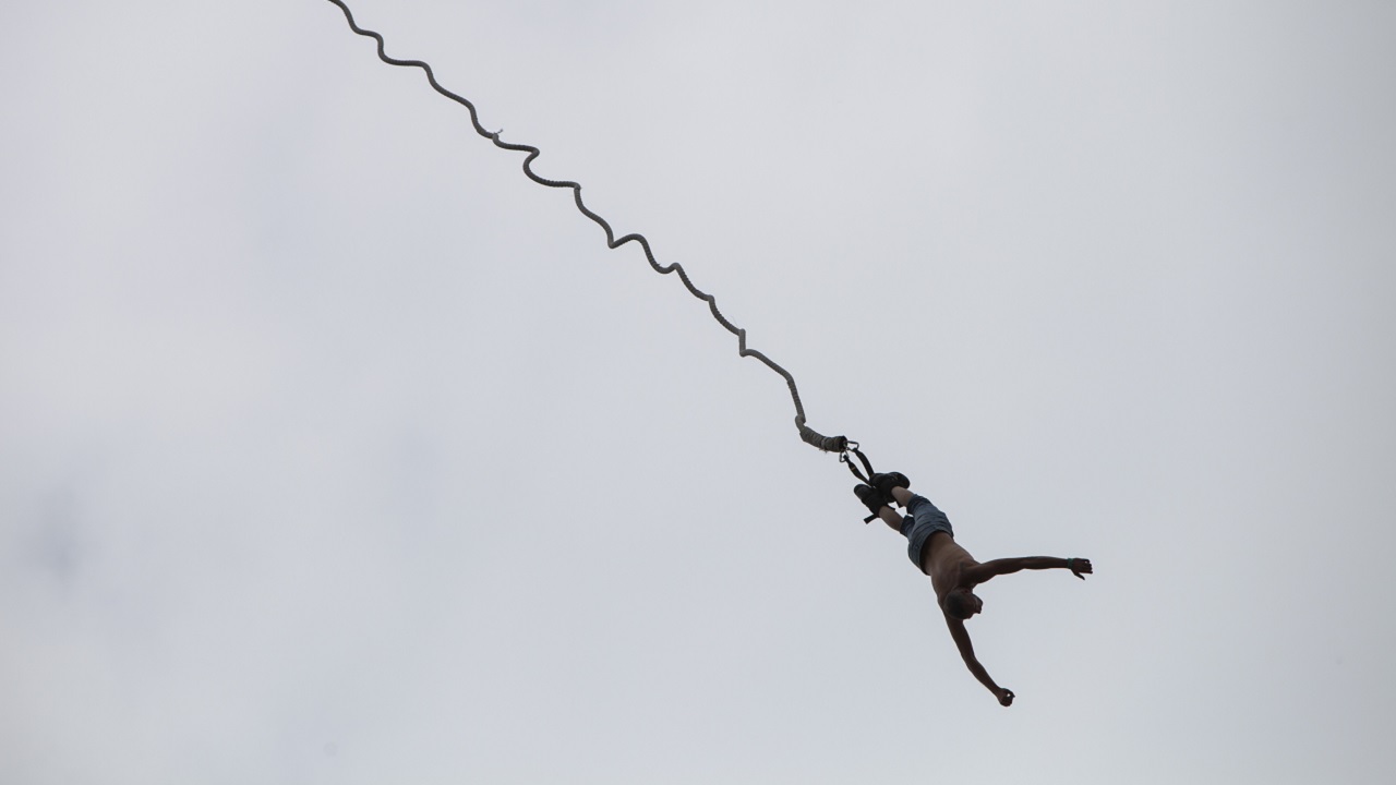 Dad Takes 2-year-old Bungee Jumping