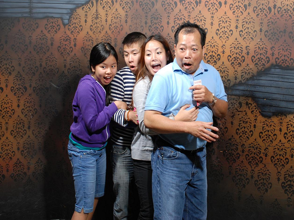 Китаец удивил китайца. Аттракцион «фабрика страха» (Nightmares Fear Factory). Китаец испугался. Испуганные китайцы. Японец испугался.