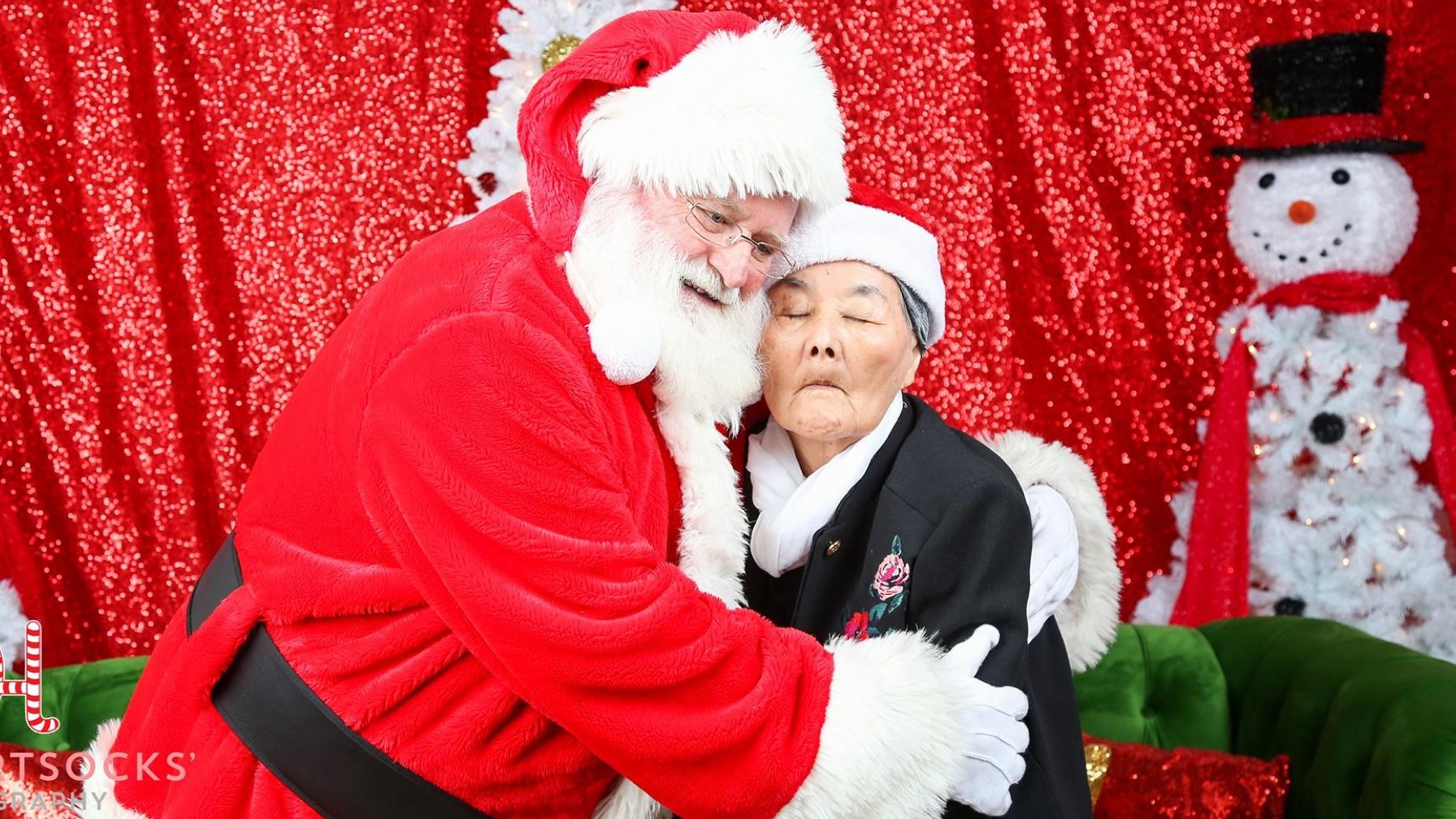 Santa Snuggles With His #1 Fan: A Great-Grandmother With Dementia