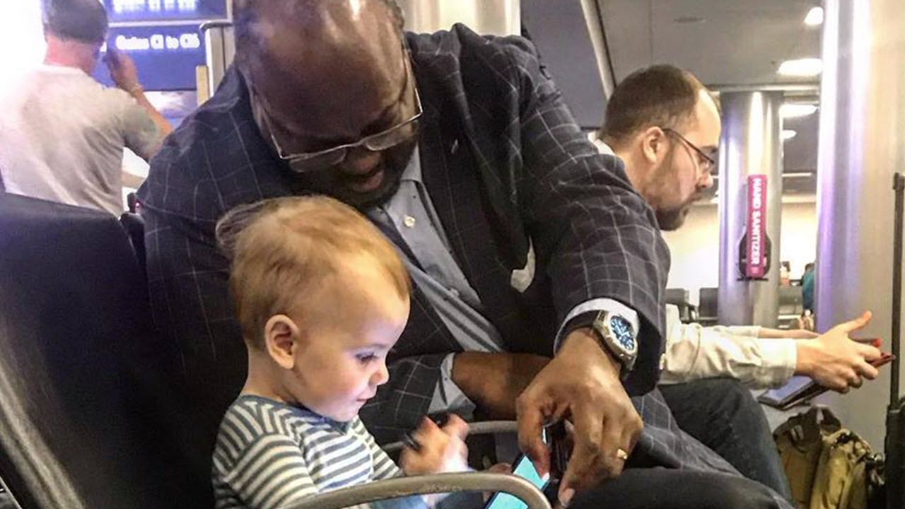 Photo of Kind Man Entertaining Little Girl at Airport Goes Viral