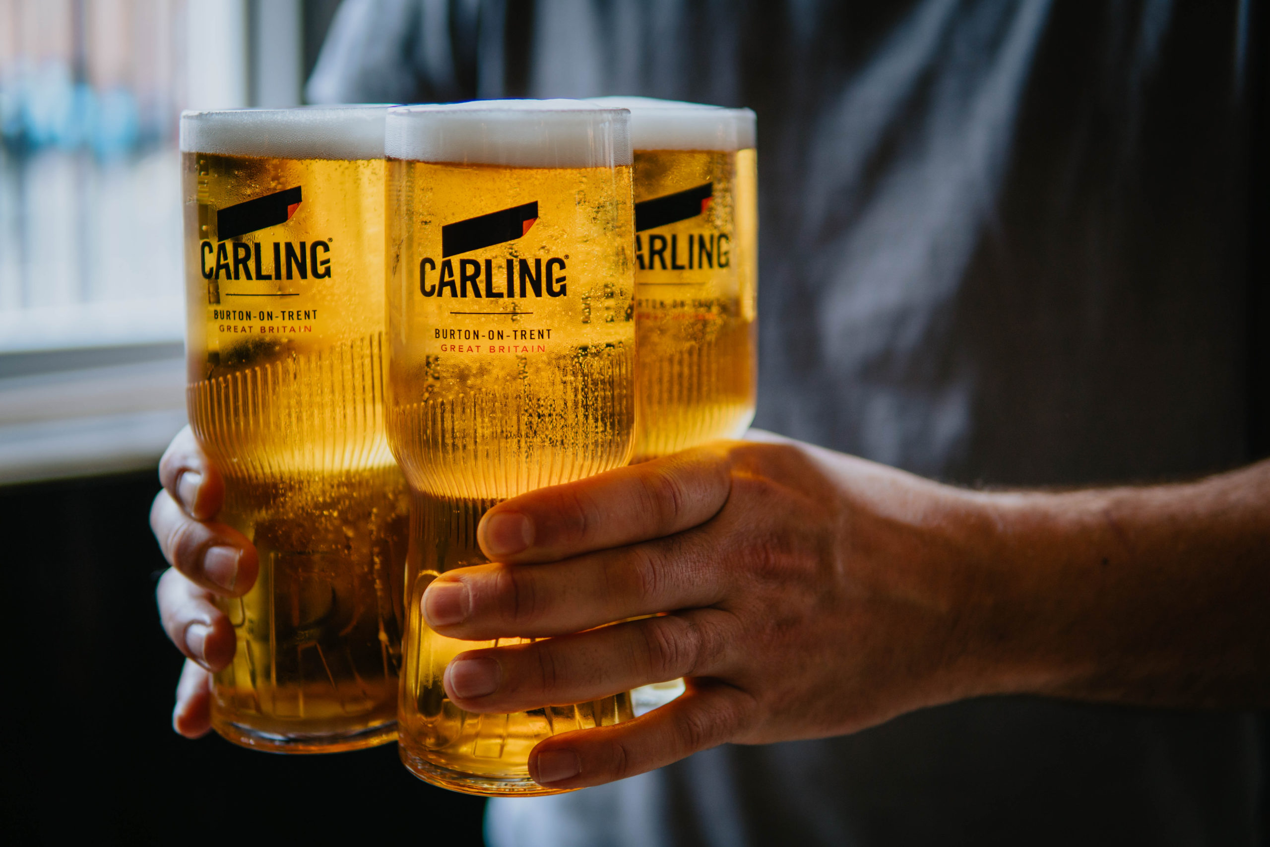 Interlocking Pint Glasses Let You Grab the Next Round With Confidence