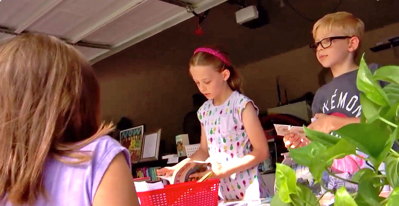 10-Yr-Old Texas Girl Starts Garage Library to Encourage Summer Reading