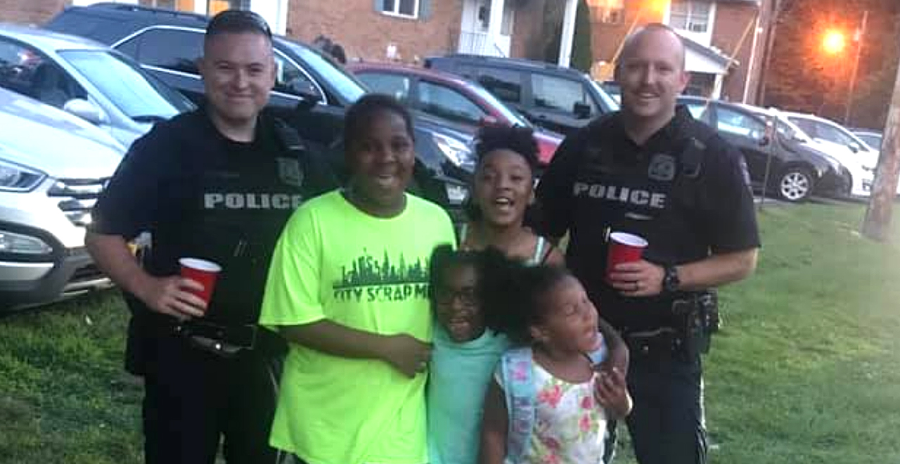 Cops Become Customers of Lemonade Stand