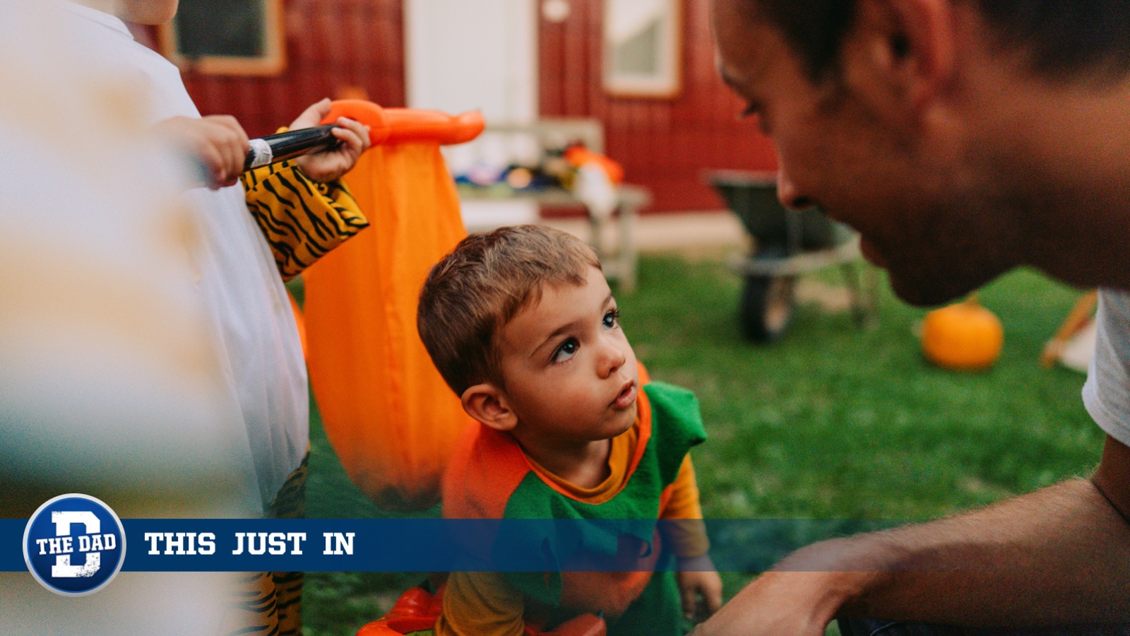 “That’s a scary mask,” Says Savage Dad To Trick-or-Treater Not Even Wearing One