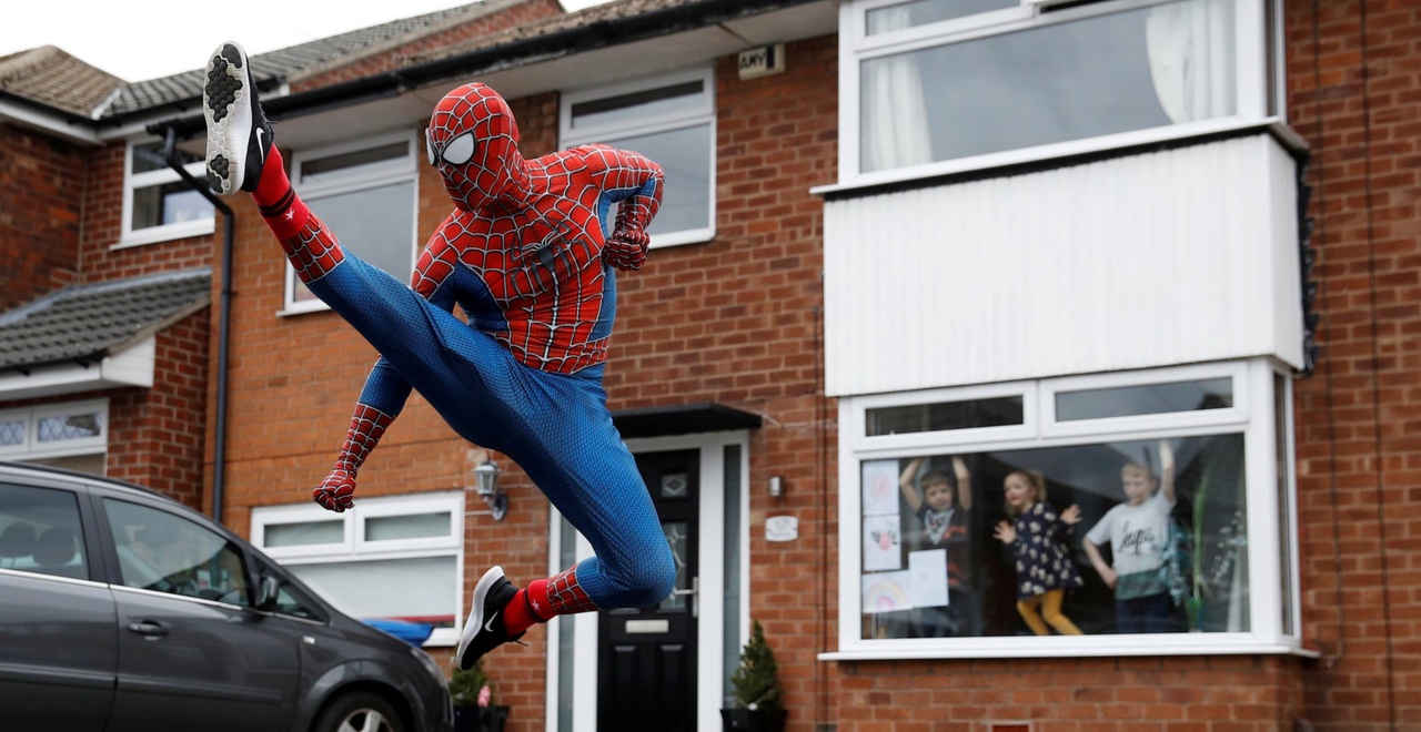 Spider-man entertaining kids