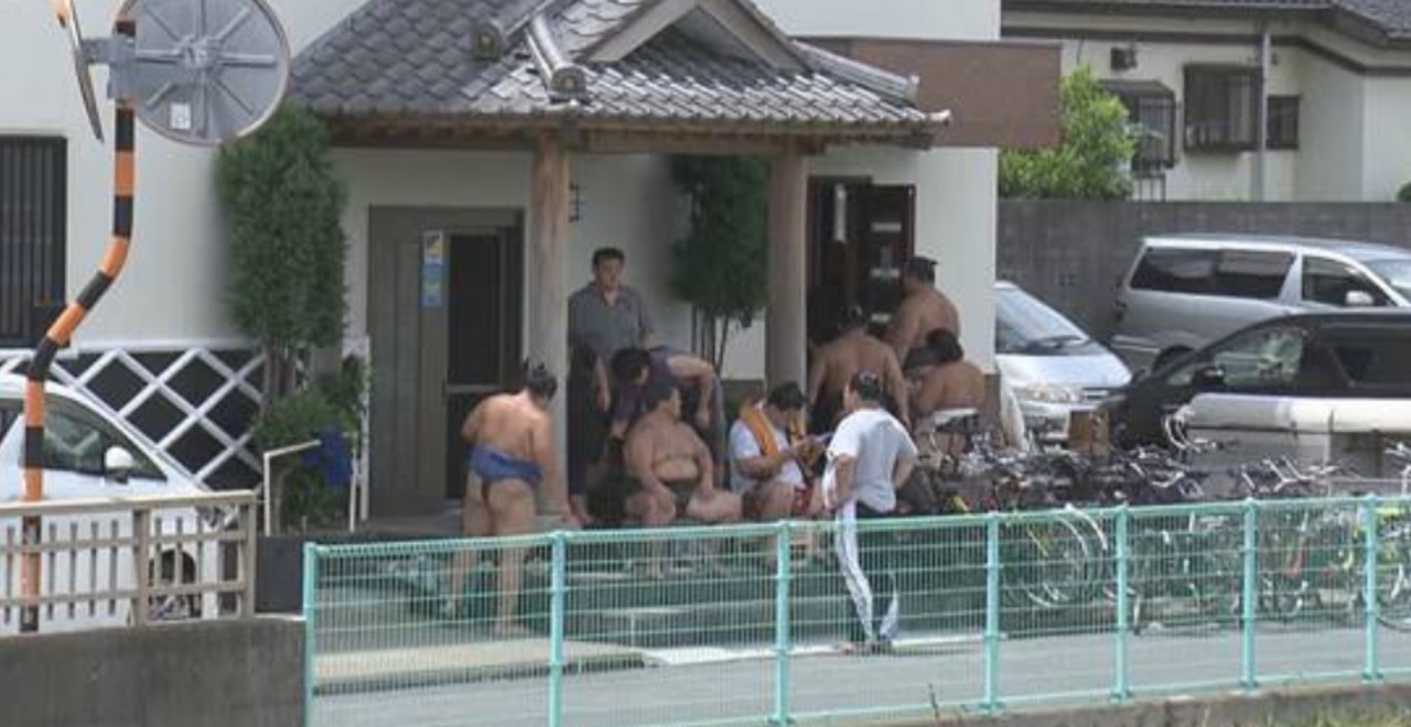 20 Sumo Wrestlers Come to The Rescue of Woman in Japan