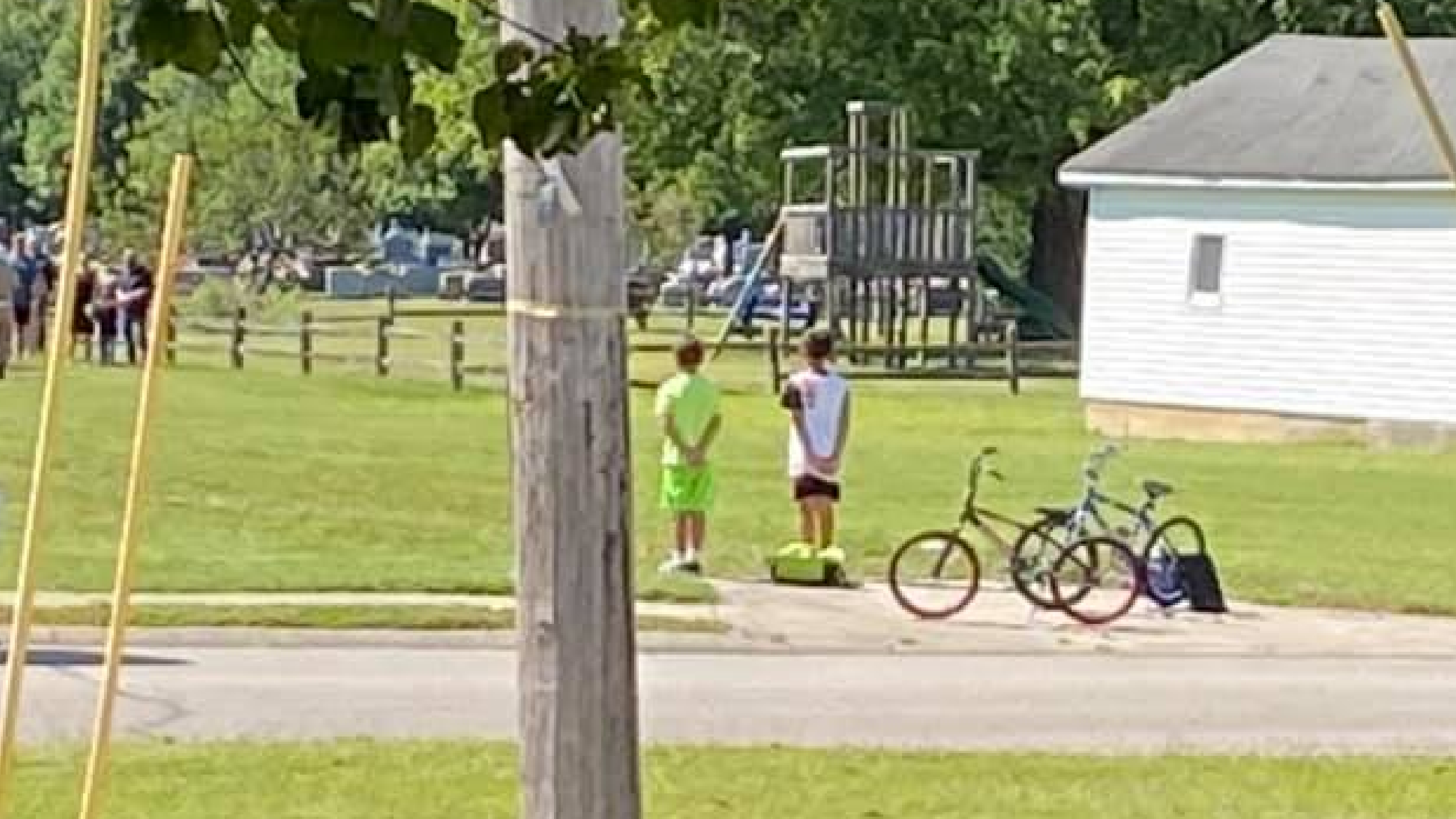 Kids stop to Honor Vet